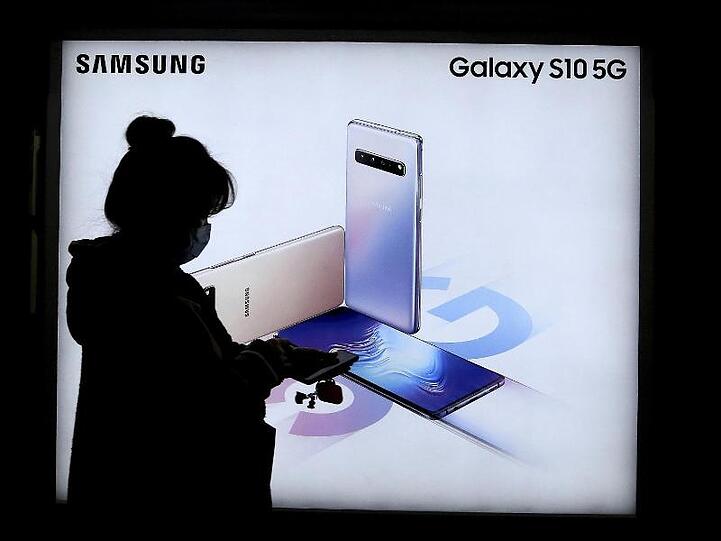 Werbung für Samsungs Galaxy-Smartphone S10 5G in einer U-Bahn-Station in Seoul.