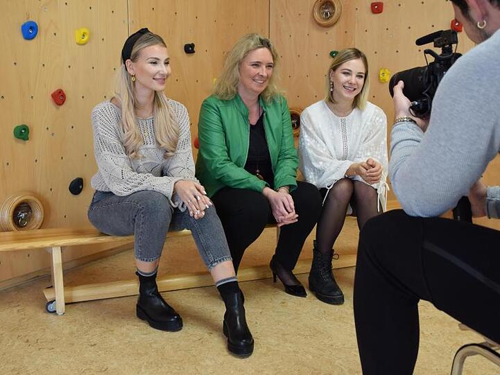 Ana Johnson (l) und Diana zur Löwen (r) mit Bayerns Sozialministerin Kerstin Schreyer. Foto: -/StMAS/dpa/Archivbild