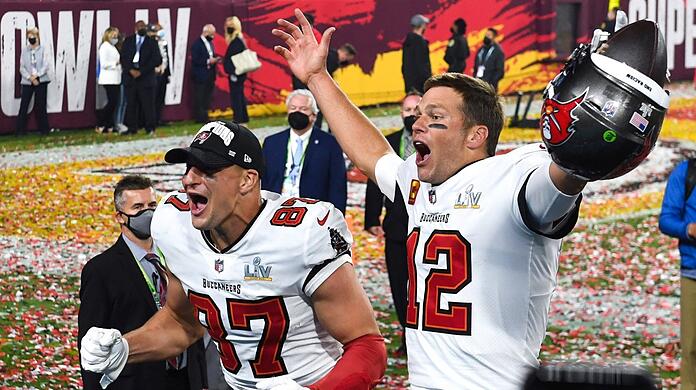 "Er macht alle anderen Spielern um ihn herum so viel besser", sagt Ex-NFL-Star Sebastian Vollmer (u.) über seine früheren Teamkollegen Tom Brady (r.), hier beim Super-Bowl-Sieg 2021 mit Rob Gronkowski.