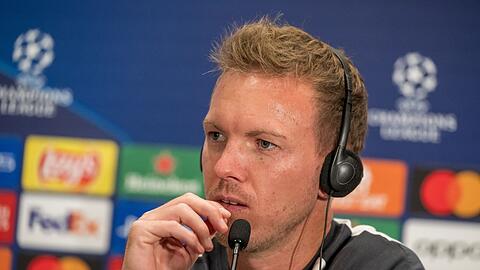 Trainer Julian Nagelsmann nimmt an der Pressekonferenz des FC Bayern teil.