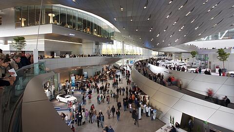 Die Münchner BMW Welt lockt jedes Jahr Tausende von Besuchern an. Für Motorbegeisterte gibt es auch einen extra Fan-Shop mit Merchandising Produkten. Ein Mitarbeiter soll sich großzügig im Lager bedient haben.