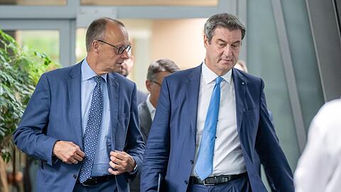 Markus Söder (r.), derzeit Ministerpräsident von Bayern, liegt nicht nur an der Spitze aller neun abgefragten Top-Politiker, sondern auch klar vor CDU-Chef Friedrich Merz.