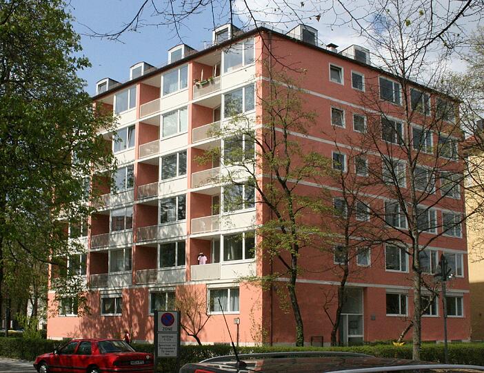 Vorbildliche Sanierung - Wie früher: Zieblandstraße 14 (Maxvorstadt): Gebäude aus den 50ern sind nicht einfach zu sanieren. Hier ist es &bdquo;in vorbildlicher Weise&ldquo; gelungen. Bei dem Gebäude aus dem Jahre 1957 hat die Tochter des Architekten Josef Wiedemann als Haupteigentümerin die Fassade sanieren lassen, die Fenster erneuert und das Haus energetisch optimiert. Es sieht wieder aus wie 1957.