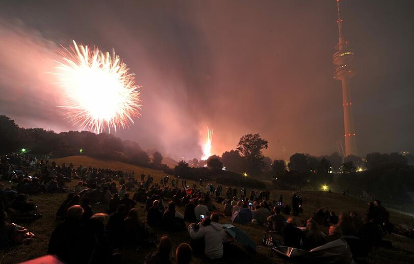 Der Abschluss des Samstags: das Sommernachtstraum-Feuerwerk im Olympiapark.