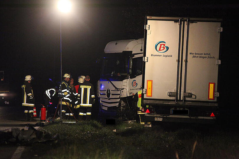 In der Nacht von Dienstag auf Mittwoch ereignete sich ein schlimmer Verkehrsunfall. Die B15 bei Rosenheim war vier Stunden gesperrt.