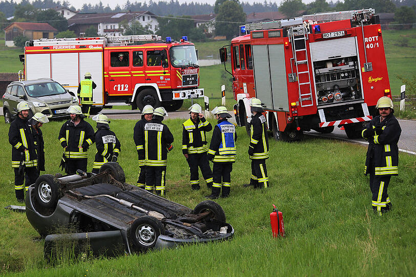 Das Auto überschlug sich, nachdem der Fahrer die Kontrolle über das Auto verloren hatte. Alle drei Insassen wurden verletzt.
