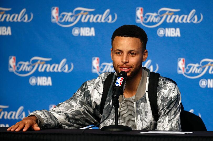 PLATZ 8 - STEPHEN CURRY: Der Dreier-Scharfschütze der Golden State Warriors bringt es auf ein Jahreseinkommen von 47,3 Millionen Dollar.