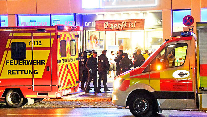 Magen-Darm-Beschwerden in gleich drei Hotels: 30 Rettungskräfte kümmern sich um die erkrankten Wiesn-Ordner. Magen-Darm-Beschwerden in gleich drei Hotels: 30 Rettungskräfte kümmern sich um die erkrankten Wiesn-Ordner.