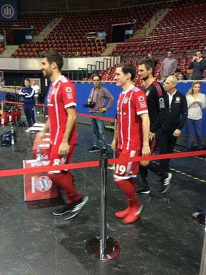 Auch Sebastian Rudy und Javi Martínez ließen sich das Spektakel nicht nehmen.
