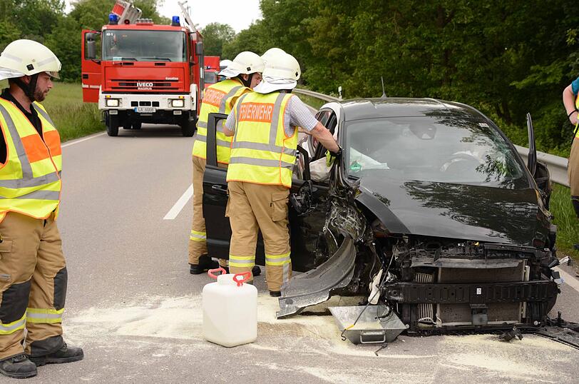 Einsatzkräfte der Feuerwehr Velden/Vils reinigten die Unfallstelle, die Feuerwehren aus Ruprechtsberg und Eberspoint richteten eine Umleitung ein. Die B388 war zwischen 12.15 Uhr und 13.45 Uhr komplett gesperrt.