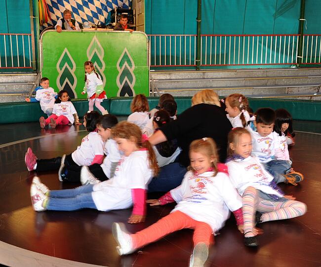 Über 1000 Kinder aus hatten die Wirte und Schausteller am Montag auf die Wiesn eingeladen. Für die Kleinen gab's viel zu sehen und ausprobieren. Die AZ hat die Zwergerl bei ihrem Ausflug begleitet.