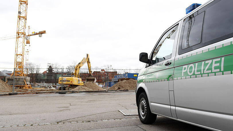 Von der Fliegerbombenentschärfung in Neuhausen hat eine Frau offenbar wenig mitbekommen und rauschte in eine Polizeiabsperrung.