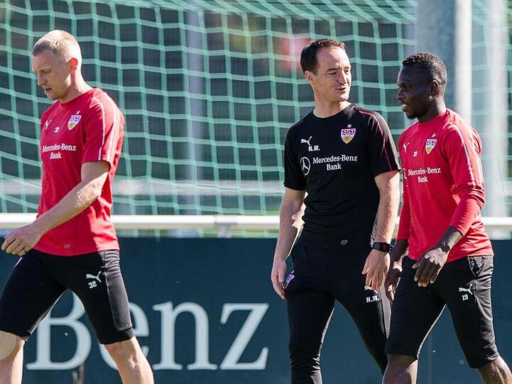 Amtsantritt: Weinzierl-Nachfolger Nico Willig (M) bei seinem ersten Training mit den VfB-Profis.