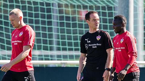 Amtsantritt: Weinzierl-Nachfolger Nico Willig (M) bei seinem ersten Training mit den VfB-Profis.