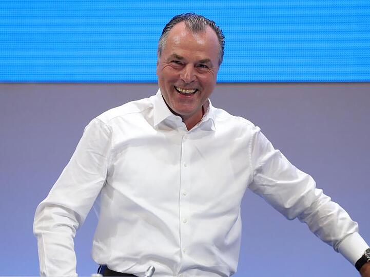 Schalkes Aufsichtsratsvorsitzender Clemens Tönnies lacht. Foto: Tim Rehbein/Archiv