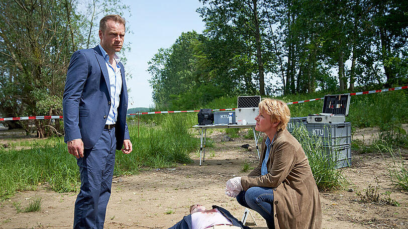 "Marie Brand und die falschen Freunde": Marie Brand (Mariele Millowitsch) und Jürgen Simmel (Hinnerk Schönemann) untersuchen die Leiche von Malte Angersbach (Jan Niklas Berg)