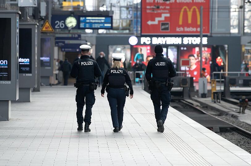 Polizisten gehen auf einem der Bahnsteige im Hauptbahnhof auf Streife.