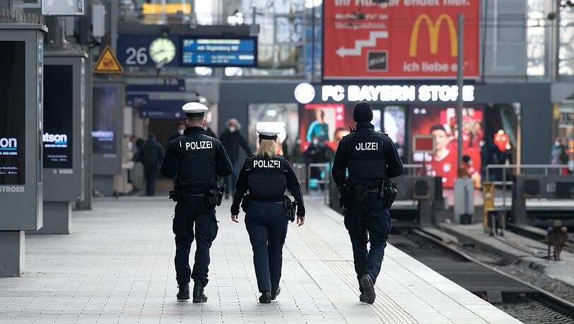 Polizisten gehen auf einem der Bahnsteige im Hauptbahnhof auf Streife. Polizisten gehen auf einem der Bahnsteige im Hauptbahnhof auf Streife.