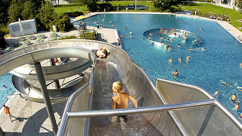 Von den Kids stets belagert: die Rutsche im Westbad, auch Freibad West genannt. Heuer wird das Freibad West bis Ende September offen bleiben.