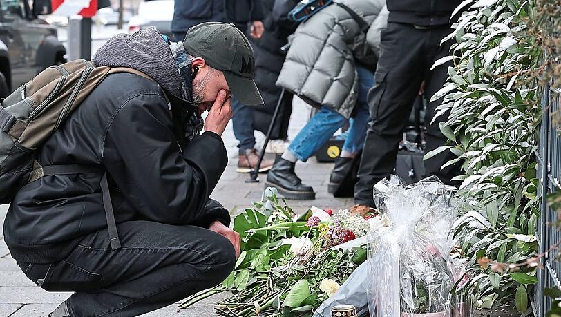 Ein Mann kniet Mitte Februar an der Stelle, wo ein Auto in eine Verdi-Demo gerast ist. Ein Mann kniet Mitte Februar an der Stelle, wo ein Auto in eine Verdi-Demo gerast ist.