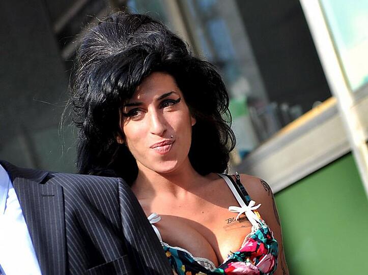 Amy Winehouse wird umschwärmt.