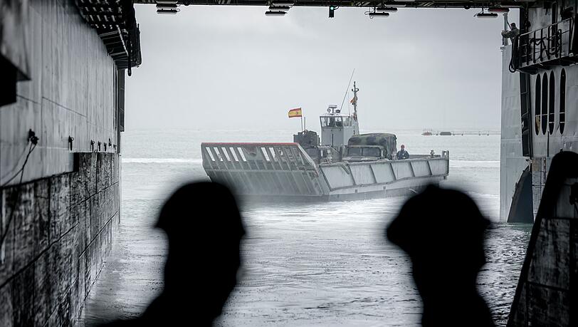 Bei "Steadfast Dart 26" wird die Verlegung von Truppen und Material innerhalb Europas geübt. Bei "Steadfast Dart 26" wird die Verlegung von Truppen und Material innerhalb Europas geübt.