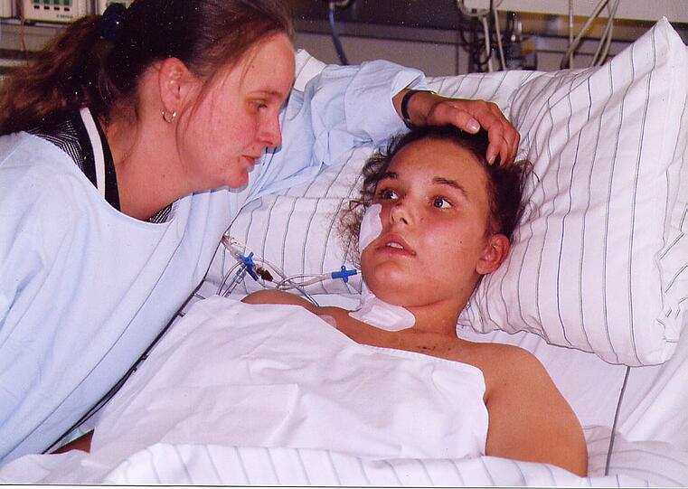 Mutter Beate (47) wachte vier Wochen an Katrins Bett, als sie im Koma lag.