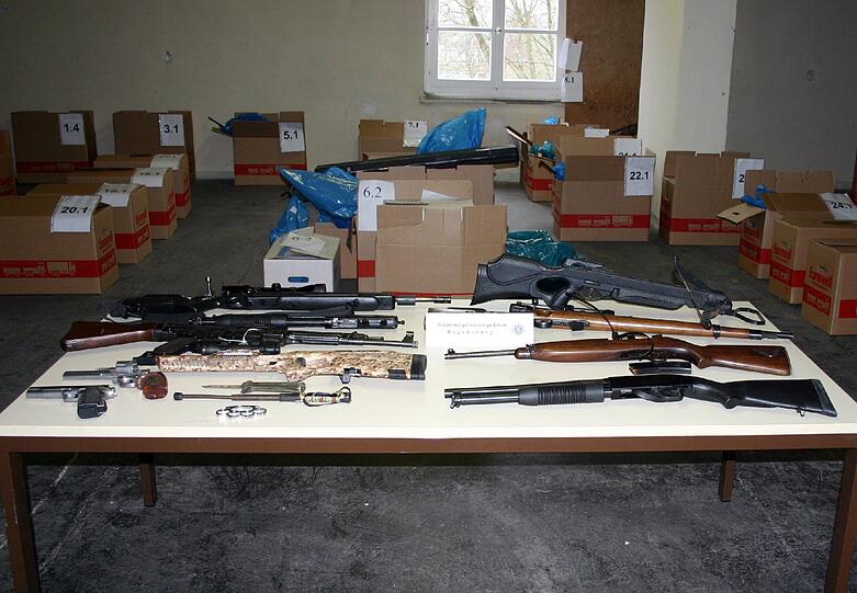 Nach einer großen Razzia wegen illegaler Waffen in Ostbayern und im Raum Trier ermittelt die Kripo auch gegen mehrere Verdächtige aus der Neonazi-Szene.