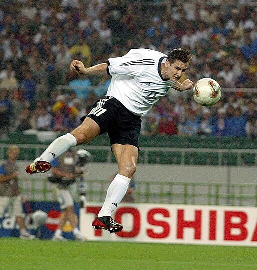Fünftes Tor, zum fünften Mal per Kopf
Und täglich grüßt der Miro: Das dritte Gruppenspiel gegen Kamerun in Shizuoka entschied Kloses Kopfballtreffer zum 2:0 (79./Flanke Ballack) und machte das DFB-Team zum Gruppensieger. Mehr kam dann nicht mehr vom Torjäger bei der WM 2002. Das Völler-Team wurde Vizeweltmeister.