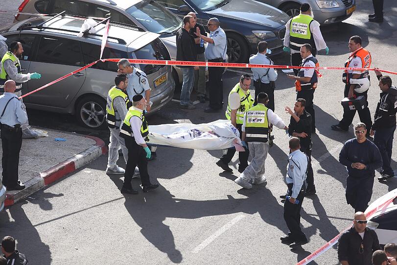 Schrecklicher Anschlag auf eine Synagoge in Jerusalem: Vier Betende sind mit Äxten und Messern getötet worden. Die Bilder...