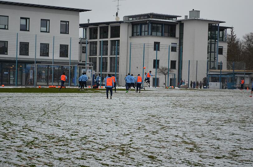 Die Löwen im Schnee: Der TSV 1860 musste am Freitag vor Beginn des Trainingslagers auf weißem - und nicht wie gewohnt auf grünem - Untergrund trainieren.