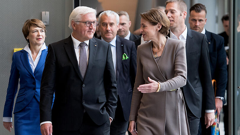 16:45 Uhr, Empfang bei IBM: Elke Büdenbender (l.) und Frank-Walter Steinmeier werden von der IBM-Deutschland-Chefin Martina Koederitz (r.) in der Firmenzentrale begrüßt.