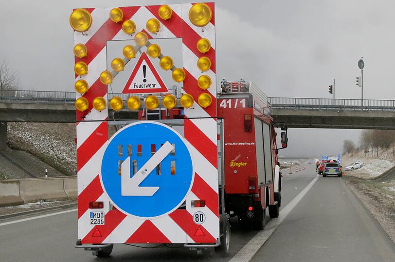Ein Maserati ist auf der A94 ins Rutschen gekommen und in einen VW geschleudert.