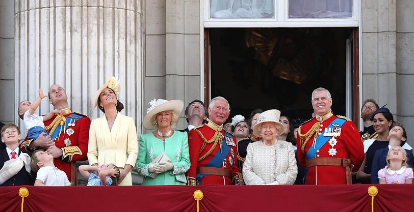 Königin Elisabeth II. mit ihrer Familie auf dem Balkon des Buckingham Palasts.