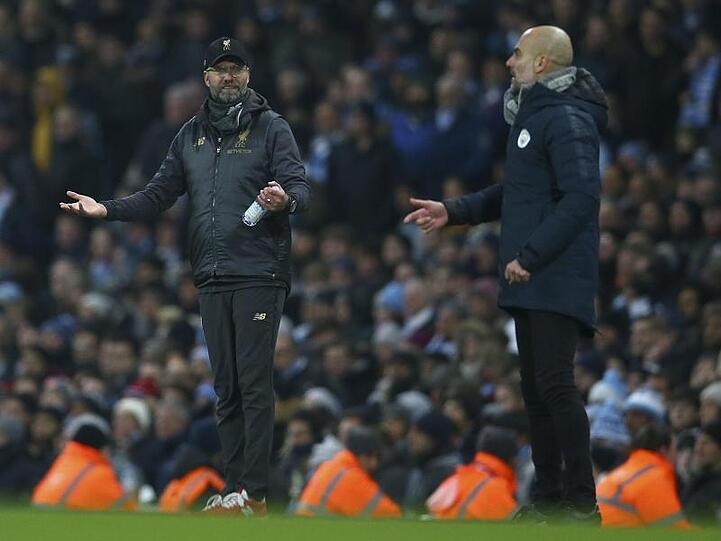 Pep Guardiola (r) gewann das Trainerduell mit Jürgen Klopp.