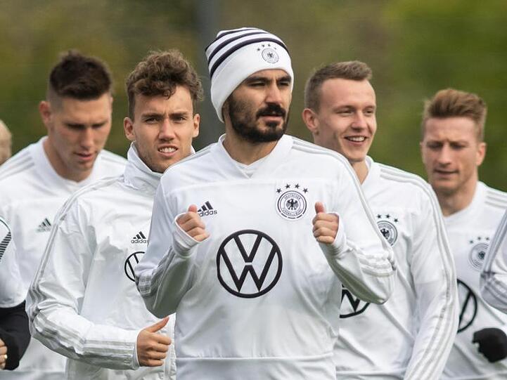 Ilkay Gündogan (M) nimmt am Training der Nationalmannschaft teil.
