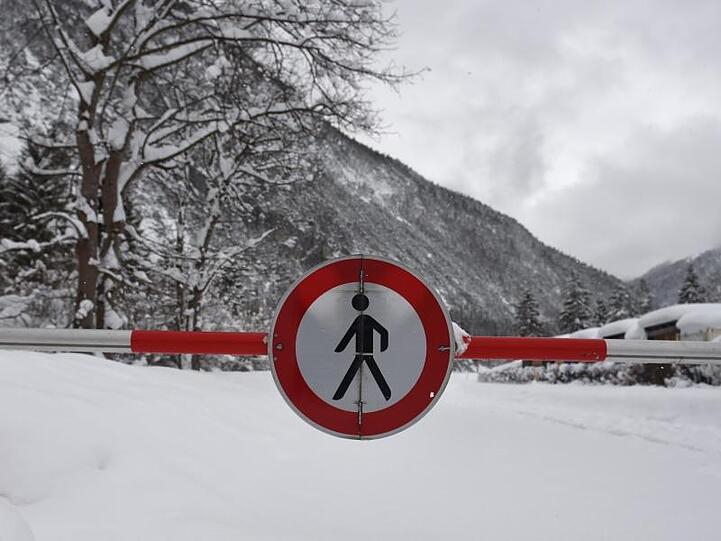 Die Straße in Garmisch-Partenkirchen nach Österreich ist aufgrund der Lawinengefahr gesperrt. Foto: Angelika Warmuth/Archiv