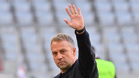 Verabschiedet sich mit der Meisterschale aus München: Bayern-Coach Hansi Flick.