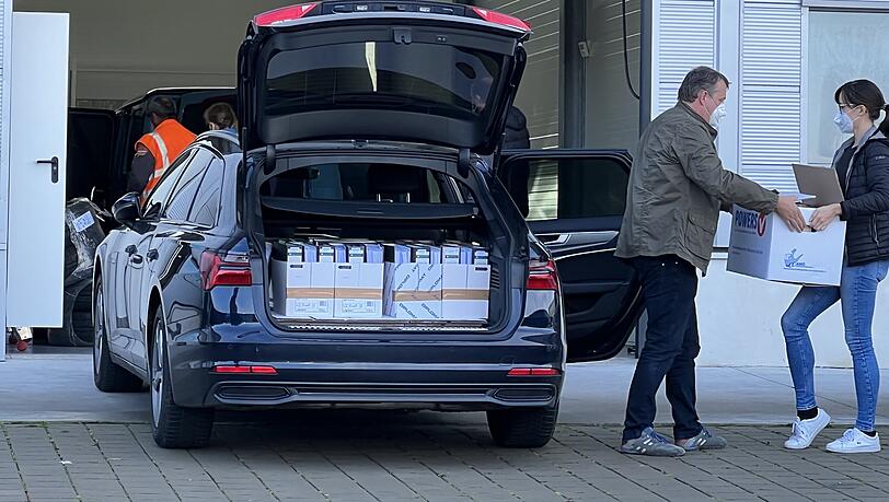 Ermittler der Polizei stellen Akten in Kösching sicher. Polizeibeamte und Staatsanwälte in Deutschland, Italien und Bulgarien haben in einer internationalen Großaktion elf gesuchte Mitglieder der süditalienischen Mafiaorganisation 'Ndrangheta verhaftet.