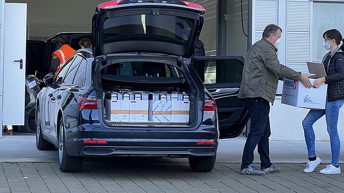 Ermittler der Polizei stellen Akten in Kösching sicher. Polizeibeamte und Staatsanwälte in Deutschland, Italien und Bulgarien haben in einer internationalen Großaktion elf gesuchte Mitglieder der süditalienischen Mafiaorganisation 'Ndrangheta verhaftet.