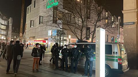 Die Polizei rückt an, um die Lage am Marienplatz  zu beruhigen.