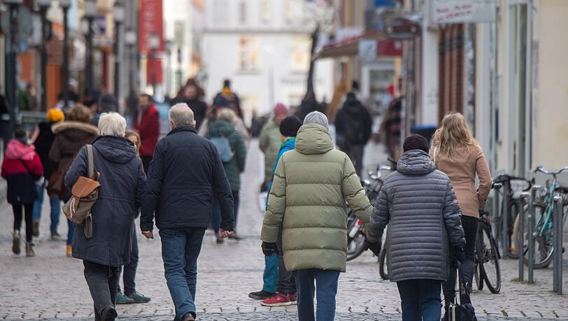 Die Fußgängerzone in München ist wieder mit Passanten gefüllt.
