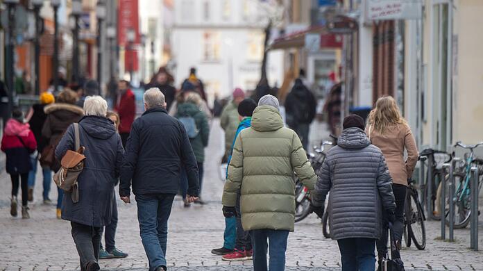 Die Fußgängerzone in München ist wieder mit Passanten gefüllt.