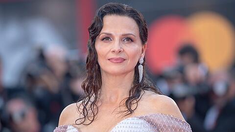 Juliette Binoche zeigt Solidarität für die Frauen im Iran.
