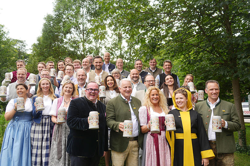 Wiesn-Wirte, Stadträte und Clemens Baumgärtner bei der Krug-Vorstellung der Wiesn-Wirte.