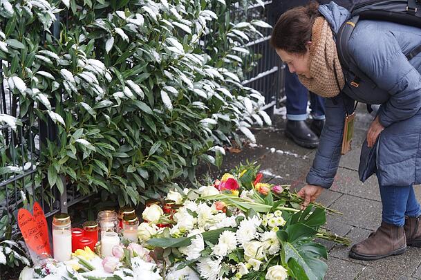 Marion Greinert (56), eine Erzieherin, versucht, ihren Schrecken zuverarbeiten und legt Blumen nieder: "Ich bin im Schock im Moment." Marion Greinert (56), eine Erzieherin, versucht, ihren Schrecken zuverarbeiten und legt Blumen nieder: "Ich bin im Schock im Moment."