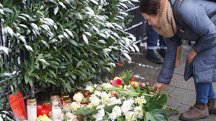 Marion Greinert (56), eine Erzieherin, versucht, ihren Schrecken zuverarbeiten und legt Blumen nieder: "Ich bin im Schock im Moment."