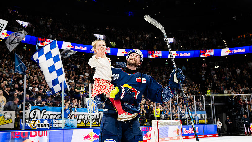 Konrad Abeltshauser verabschiedet sich mit seiner Tochter Cecilia von den Fans im SAP Garden.
