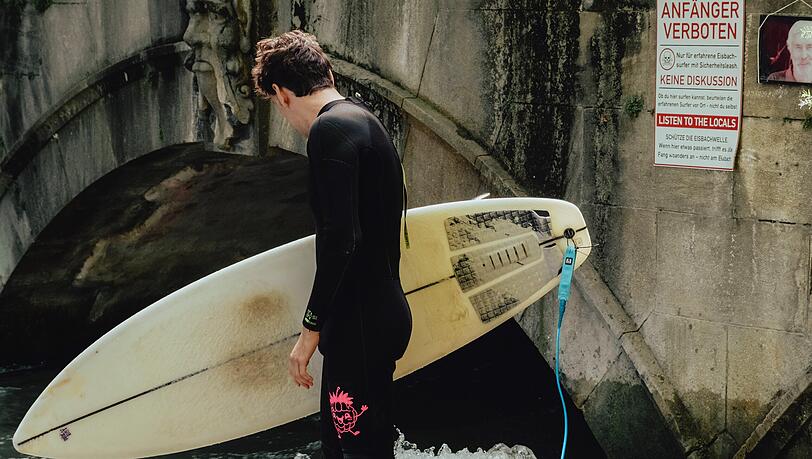 Surfer Paul versteht das Surfverbot nachts nicht. Auf dem Schild rechts hinten wird auf das Surf-Verbot für Anfänger hingewiesen. Surfer Paul versteht das Surfverbot nachts nicht. Auf dem Schild rechts hinten wird auf das Surf-Verbot für Anfänger hingewiesen.