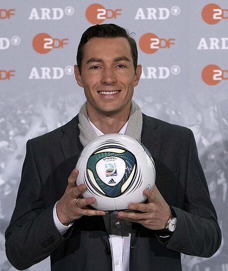 17. Sven Voss (ZDF): Der neue Sportstudio-Moderator passt hervorragend in die schicke Studio-Deko. Typ Model. Jung, aber zu wenig journalistisches Format. Er lässt Hoeneß mit einem Roulette-Fragespiel davonkommen. Mehr Profil, bitte!